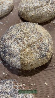 Un puñado de semillas, harinas ecológica y manos que saben lo que hacen.
Así empieza una buena hogaza en EcoHorno.
Como debe ser. 🥖💚”

.
.
.

#EcoHorno #PanConSemillas #HogazasEcológicas #PanArtesano #ObradorNatural #PanDeVerdad #MadridFood #HechoEnMadrid #PanaderíaEcológica #DelCampoATuMesa #RealFoodSpain #SlowBakery #PanHechoAMano #PanConCuidado #ProductoLocal #ReelDelPan #FoodieMadrid #ArtesaníaPanadera #HechoConAmor #SaborAuténtico #SinAditivos #PanSostenible #PanDeCorteza #TradiciónViva #ReelConSabor #PanNatural #MadridEcológico #PanBio #PanCasero #GastronomíaSostenible